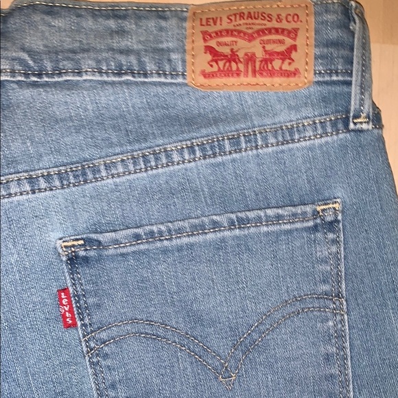 Like new Levi Blue Denim Shorts - Picture 4 of 8
